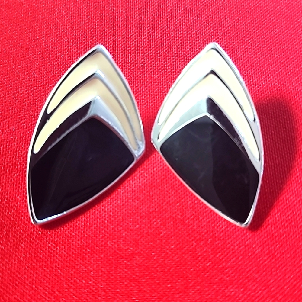 VINTAGE WHITE AND BLACK EARRINGS
